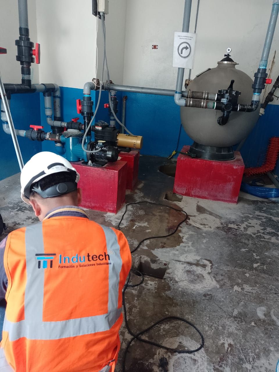 Técnico trabajando en sistema de control